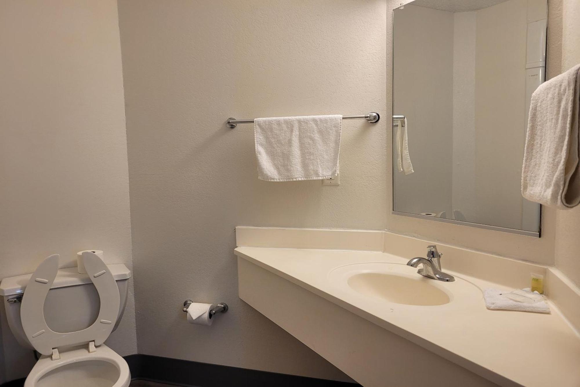 Modern Stay 39 Lakeview By Oyo Minonk Extérieur photo